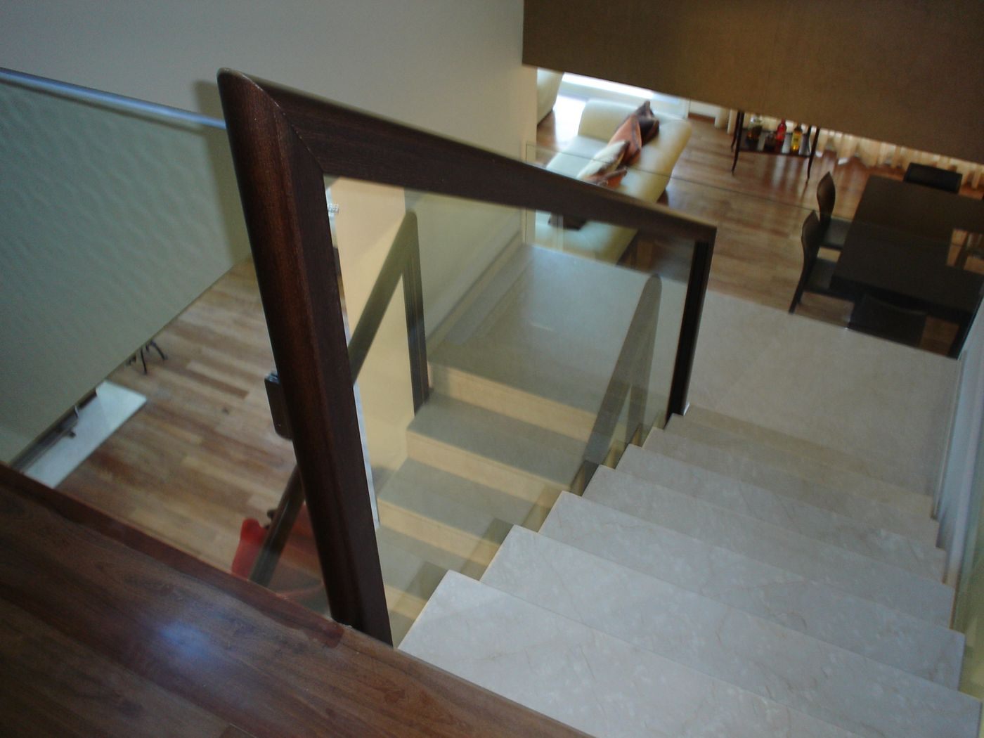 Baranda de vidrio en escalera
