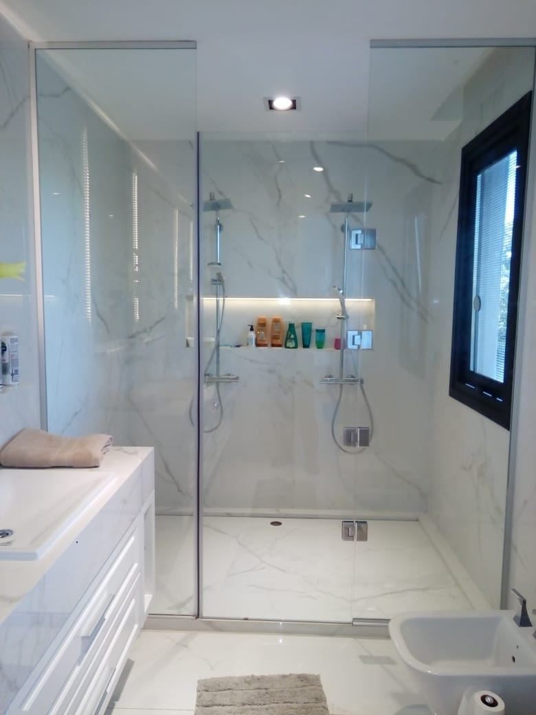 Trabajo de vidrio en baño