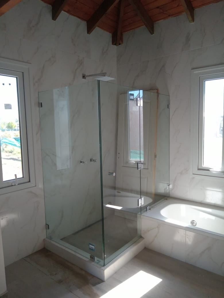 Trabajo de vidrio en baño