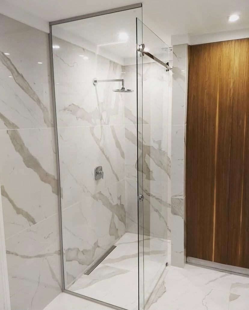 Mampara de vidrio en baño