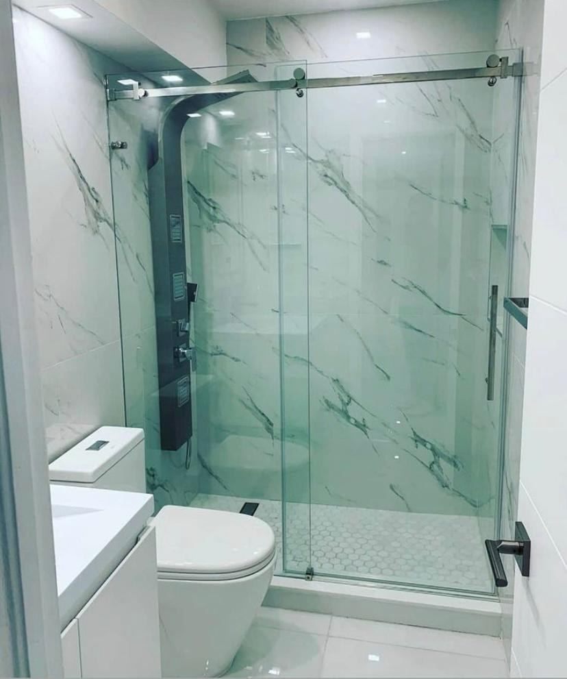 Trabajo de vidrio en baño