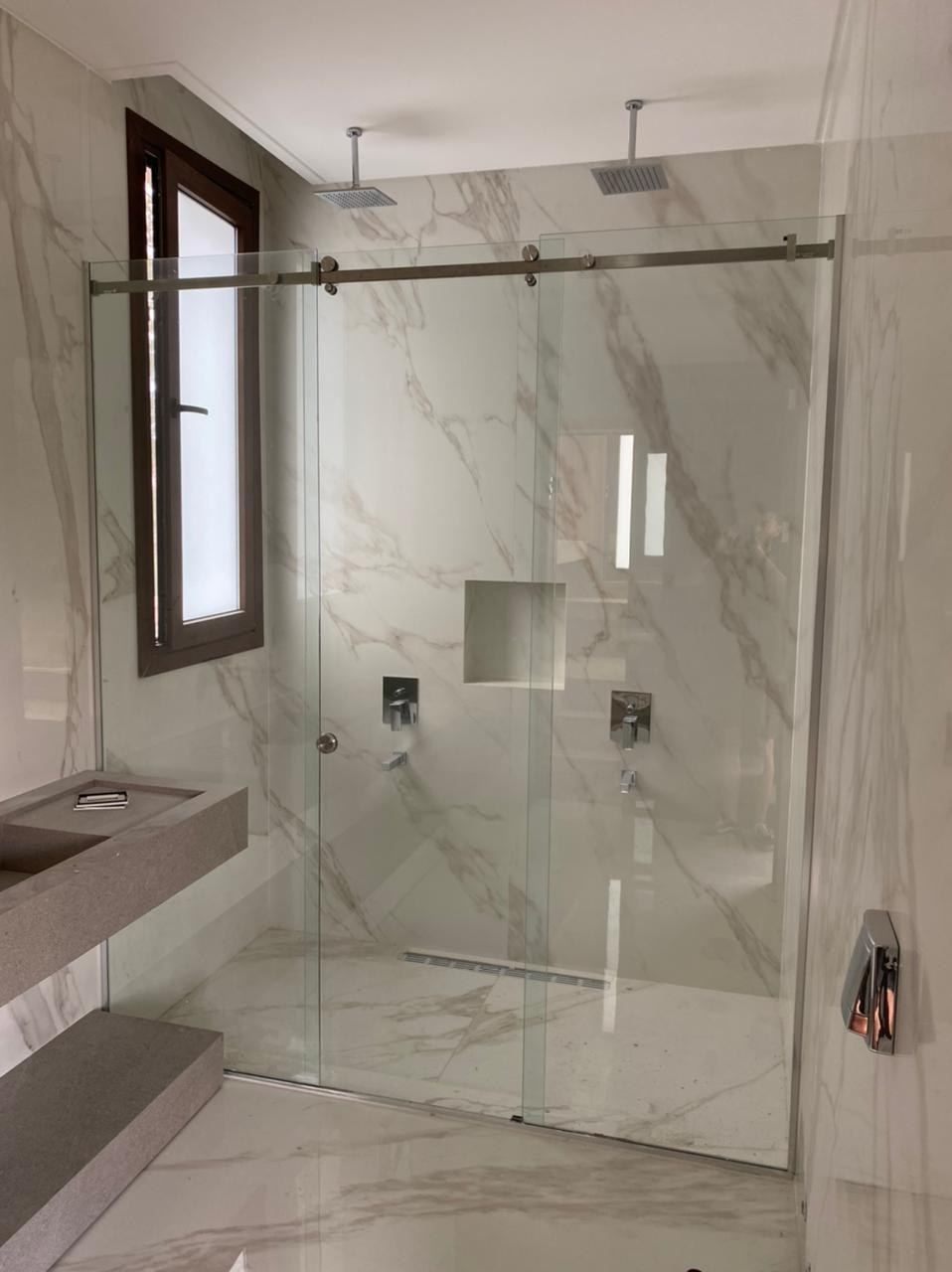 Trabajo de vidrio en baño