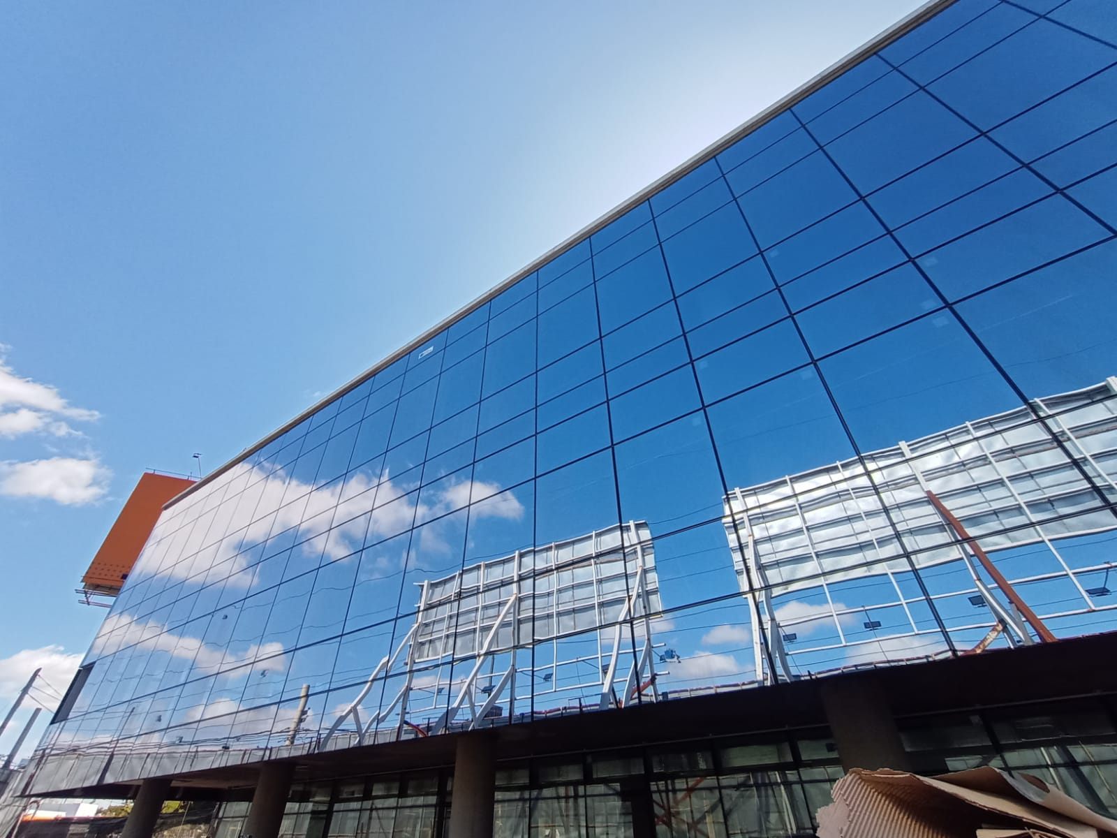 Edificio corporativo sobre Panamericana