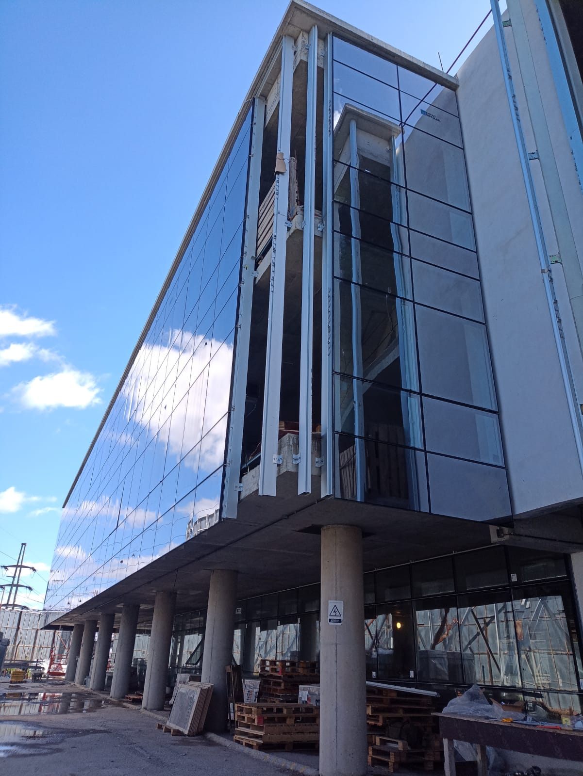 Edificio corporativo sobre Panamericana