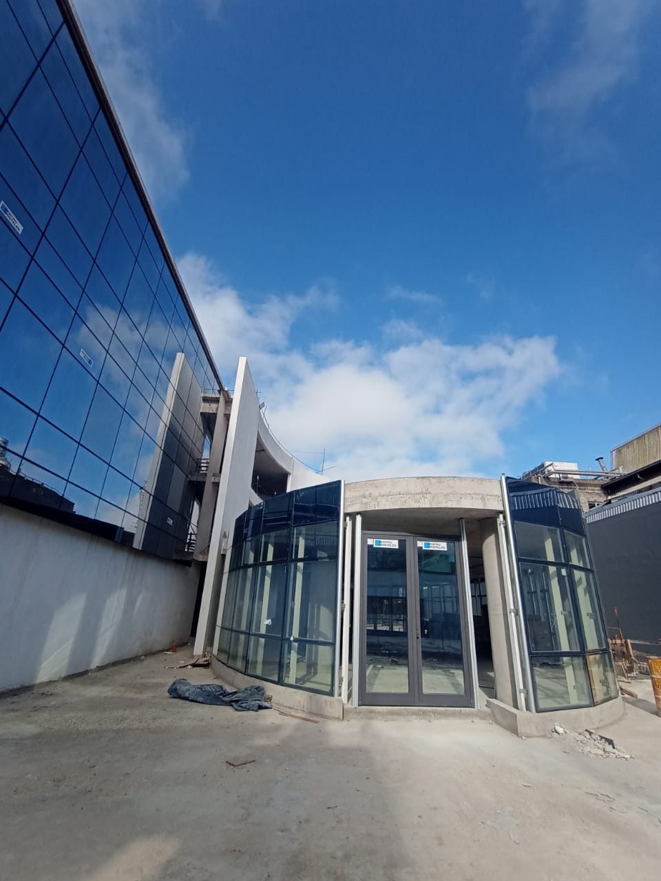 Edificio corporativo sobre Panamericana